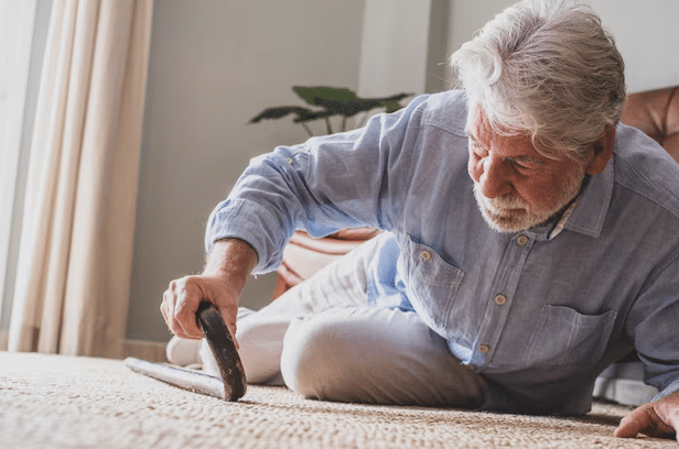 PAC - Plan antichute des personnes âgées. Homme âgé tombant au sol